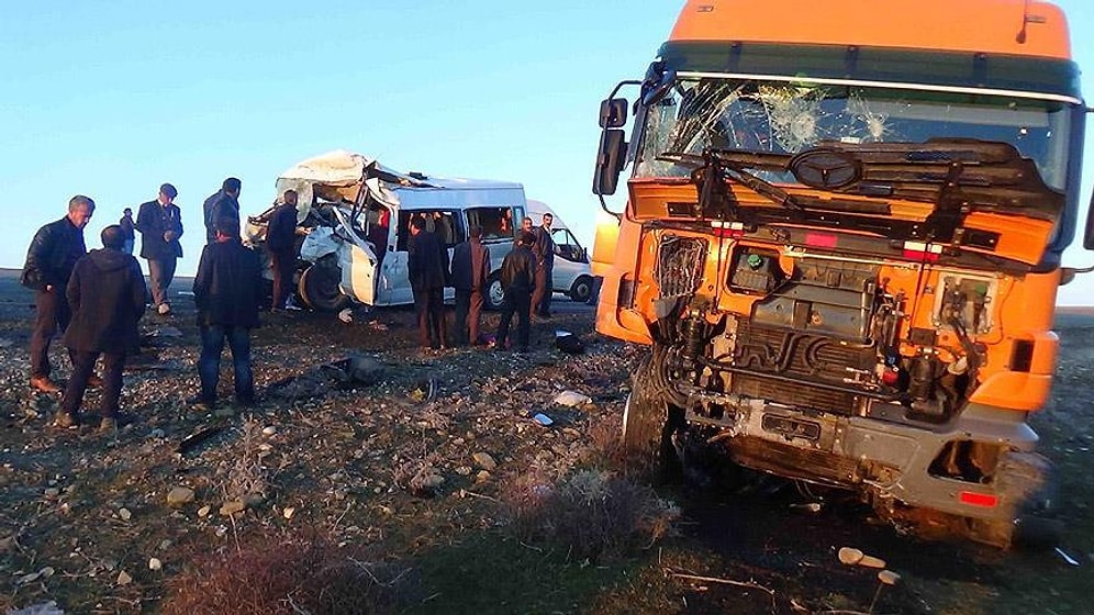 Öğrenci Servisi Tır'la Çarpıştı: 2'si Öğrenci 5 Ölü