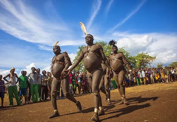 На самом деле, информация об этом племени до недавнего времени была очень ограничена, в силу не очень теплого приема этим сообществом чужеземцев.