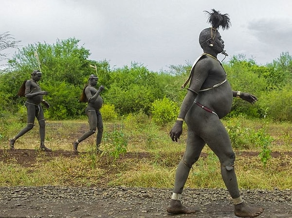 В силу жаркого африканского климата, кровь быстро сворачивается и портится, поэтому участникам приходится потреблять около 2 литров крови за один раз!!!