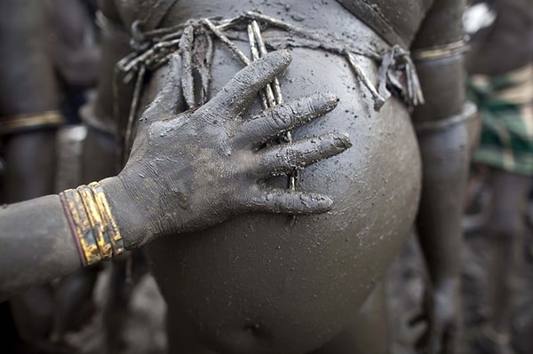 Когда день соревнования наступает, соперники покрывают свое тело грязью и глиной.