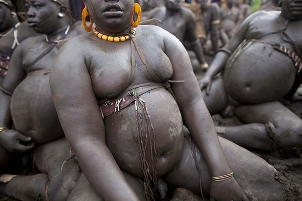 Старейшины и другие мужчины племени, наблюдающие за соревнованием, выбирают победителя.