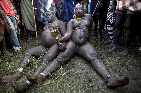 Победитель же не получает никакого приза! Его на протяжении всей жизни лишь считают героем племени.