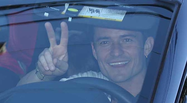 В этот раз они вместо того, чтобы прятаться от объективов, даже улыбнулись вездесущим фотоохотникам.