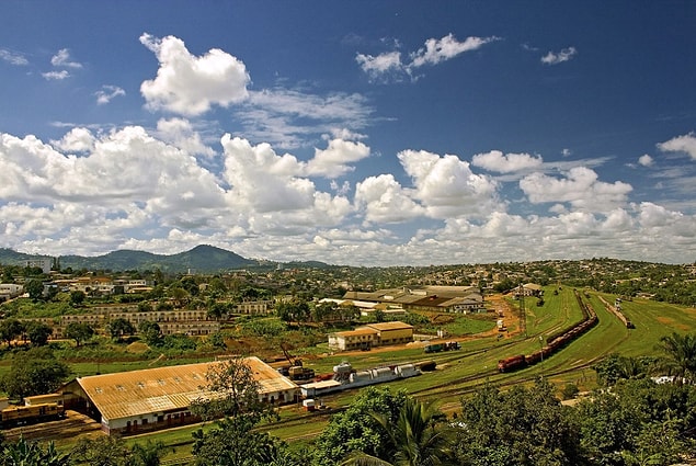 1. Kamerun, resmi adıyla Kamerun Cumhuriyeti, Afrika kıtasının Ortabatı bölümünde yer alan garip bir ülke.