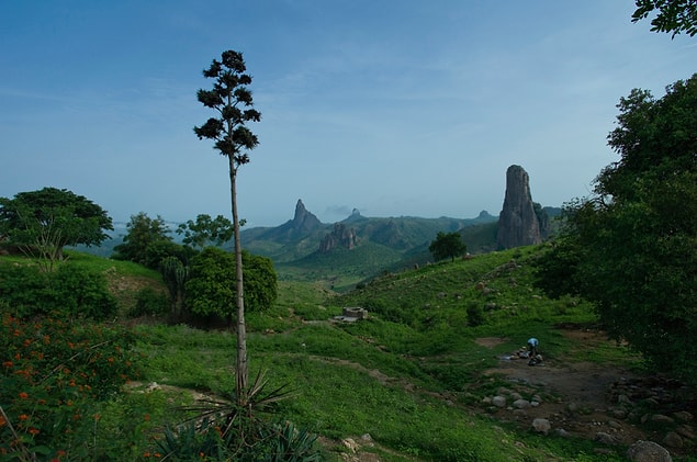3. Atlas Okyanusuna bakan 402 km'lik sahil şeridi biraz olsun nefes aldırıyor Kamerun'a.
