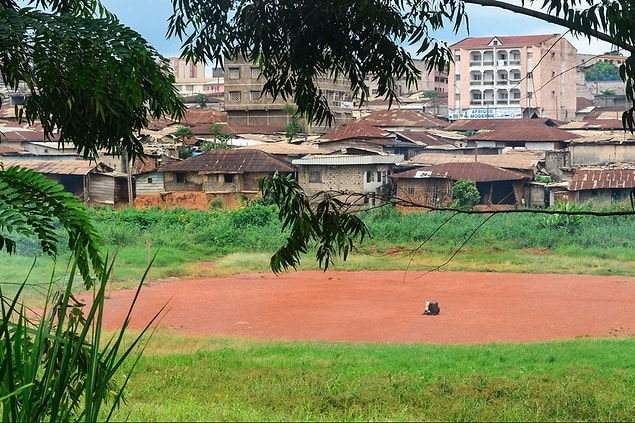 6. Kamerun tarih boyu hep ezilmiş, örselenmiş, itilmiş; ilk olarak Portekizliler gelmiş bu biçare insanların yurduna.