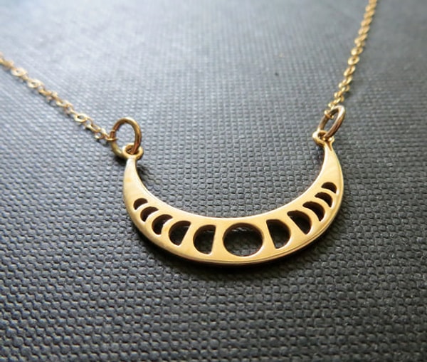 4. Элегантное ожерелье в форме полумесяца с фазами Луны по бокам 🌛:
