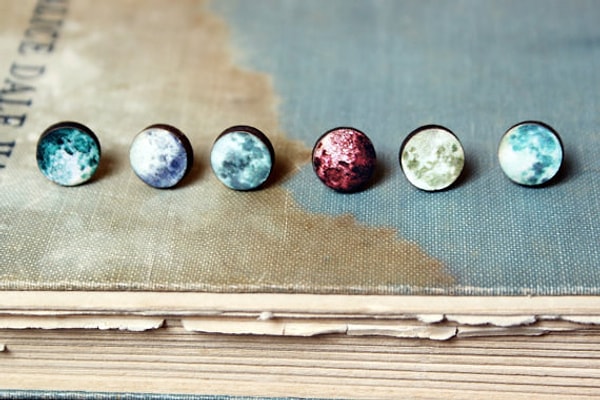 16. Лунные серьги из дерева: