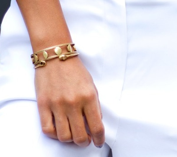 27. Еще один браслет с фазами Луны, но на этот раз они вырезаны: