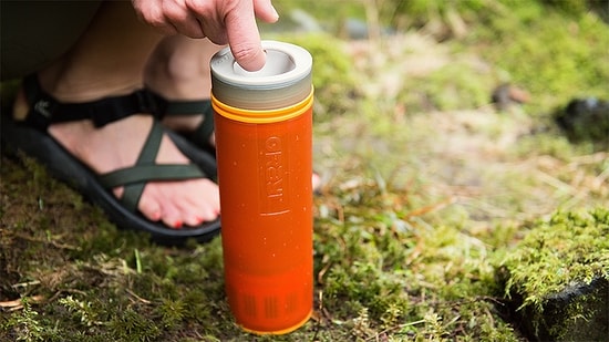 Tek Hareketle Suyu Filtreleyip İçilebilir Hale Getirebilen Şişe