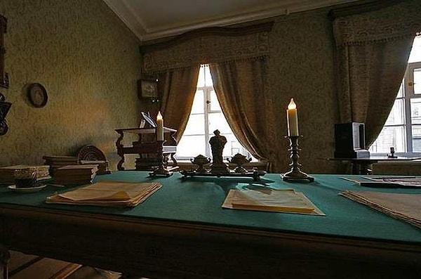Dostoyevski’nin son yıllarını geçirdiği, Karamazov Kardeşleri de kaleme aldığı ev, 1971’de yaşadığı döneme birebir uygun şekilde müze haline getirildi.