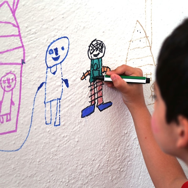 3. Стираем со стены рисунки мелками!