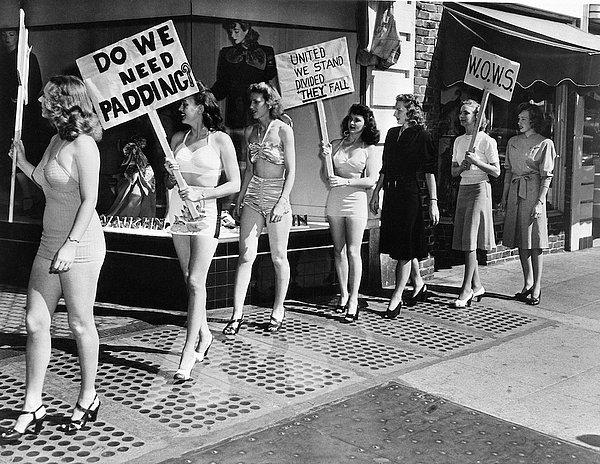 11. Kadın modası üzerine mücadele veren WOWS isimli  dernek üyeleri uzun etek ve kalçaları büyük ve düzdün gösteren destekli yastıkları protesto ediyor, 1947.