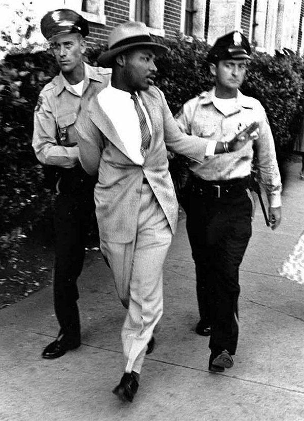 4. Sadece beyazlara hizmet eden bir restoranda servis talep eden Martin Luther King'in tutuklanması, Florida, 1964.