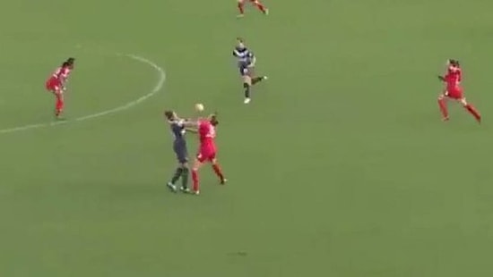 Kadın Futbol Maçında Yumruk Yumruğa Kavga