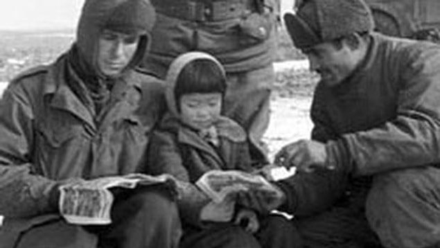 14. Çocukken "Merhaba asker ağa", "Ekmek var mı?" gibi cümleleri öğrenmişler. Hatta "Üsküdar'a Giderken" şarkısını bile ezberlediklerini söylüyorlar.