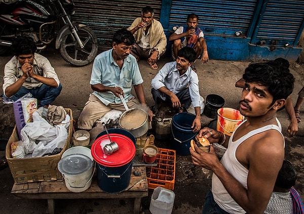 Первый чай за день. Он наполняет людей энергией