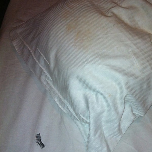 7. Когда вы легли спать, не смыв косметику: