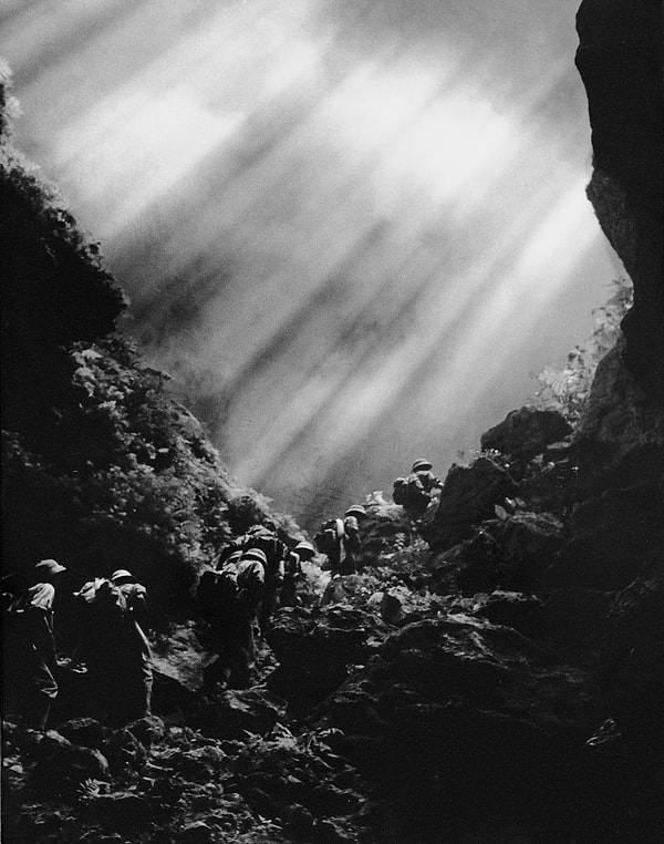 13. Вьетнамские солдаты, идущие в горах Труонг Сон (1966г.)