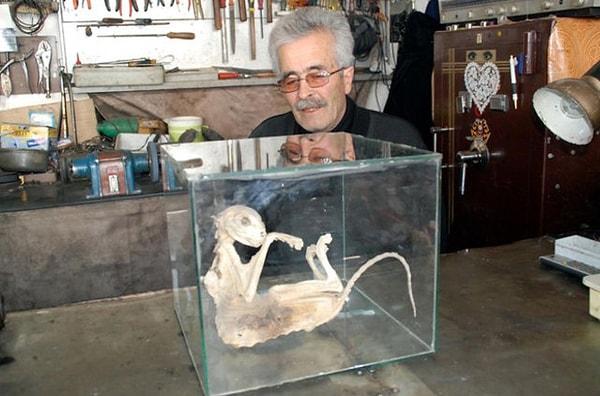 Niğde'de anahtarcılık yapan Abdullah Öztürk'ün dükkanında sergilediği hayvan iskeletinin gizemi ülkemizi aşıp dünyaya yayıldı.