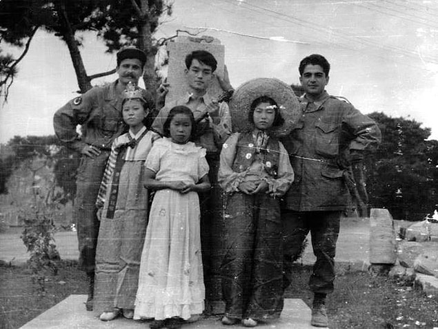 16. Savaşın yıprattığı bir aileyi korumasına alan askerler