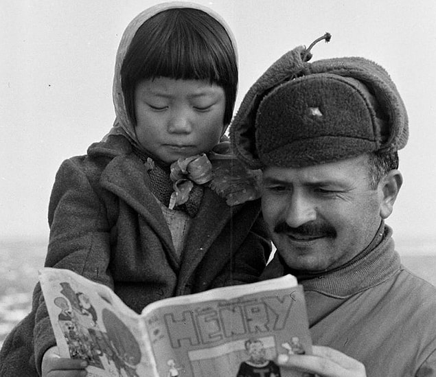 18. Her asker, babasıymış gibi davranarak ailesini kaybeden çocuklara ayrı bir özen gösteriyor.
