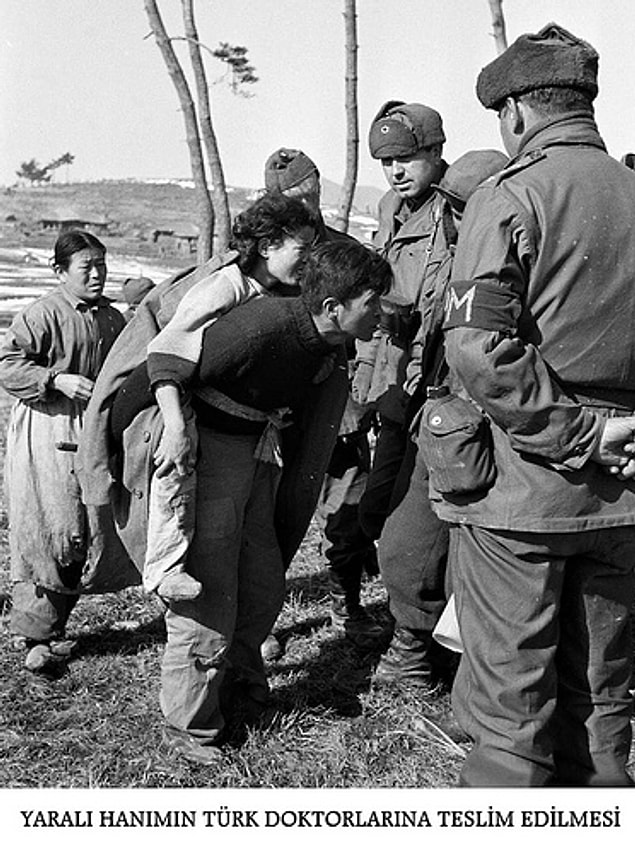 20. Savaşta yaralanan sivil bir kadın Türk doktorlarına teslim ediliyor.