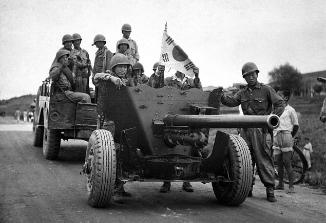 1. 1950-1953 yılları arasında yaşanan Kuzey Kore-Güney Kore Savaşı, Soğuk Savaş'ın ilk sıcak çatışmasıydı. ABD ve müttefikleri Güney Kore'yi desteklerken Çin, Kuzey Kore'yi destekleyince savaş uluslararası bir boyut kazanmıştı.