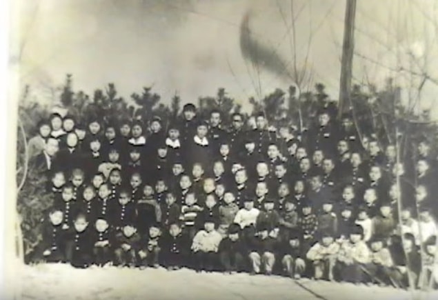4. 70'li yıllara kadar açık olan okuldan 640'tan fazla öğrenci mezun oldu. Bugün ise mezunlardan sadece 20'ye yakını hala hayatta.