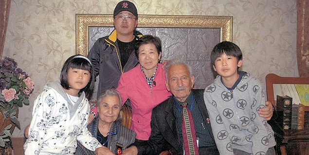 8. Bu durum sadece Süleyman Astsubay ve Kim Eunja arasında kalmaz. Güney Kore devlet televizyonu ikiliyi bir de Kore'de buluşturur. Olay, Güney Kore’de günlerce gündemde kalır.