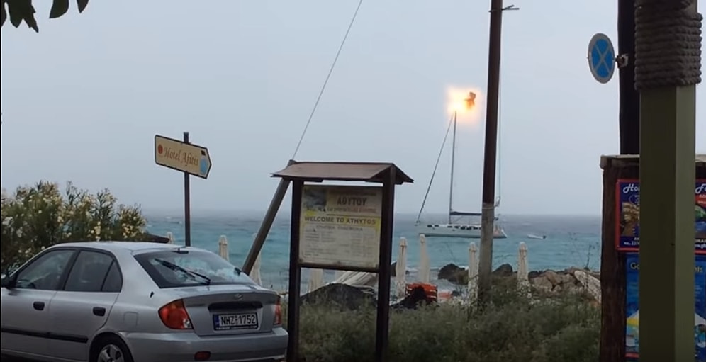 Fırtınalı Havada Denize Açılmayın! Teknenin Yelken Direğine Yıldırım Düştü