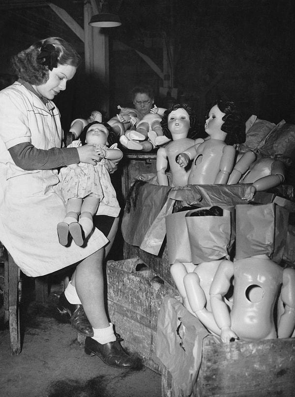 19. Son olarak da bu fotoğrafların 1950'lerin bir oyuncak fabrikasında çekilmiş olduğunu belirterek noktalayalım yazımızı.