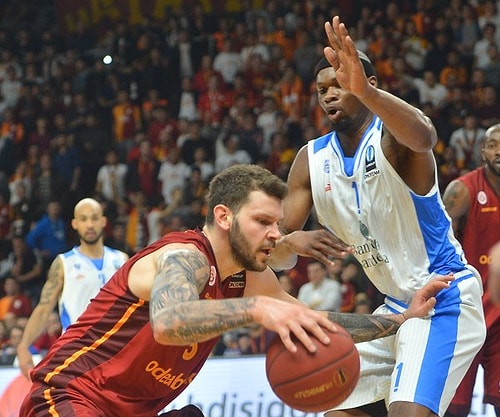 Galatasaray Odeabank 87–69 Dinamo Sassari
