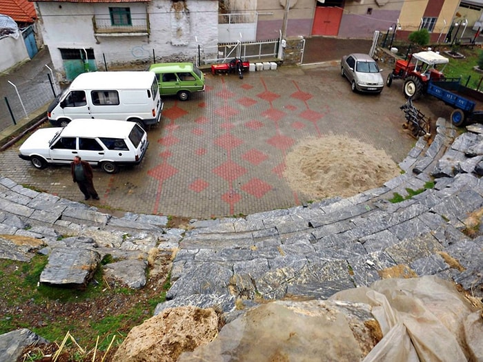 Muğla'da Kyon Antik Tiyatrosu'nu Otopark Yapmışlar