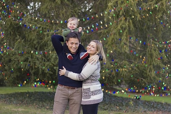 1. Это Стивен Ратпоянакул, его жена Кэролл и их 16-месячный сын Рид. Они живут в Нью-Йорке.