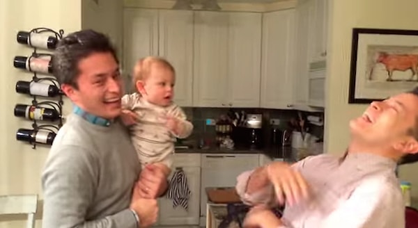 7. И каждый раз, когда они передавали малыша друг другу, Рид повторял слово "папа"! В конце концов, братья просто не выдержали и разразились громким смехом.