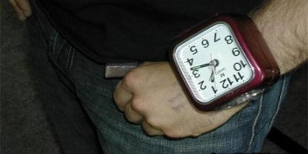 10. Zenginmiş gibi gösteren abartılı kol saati.
