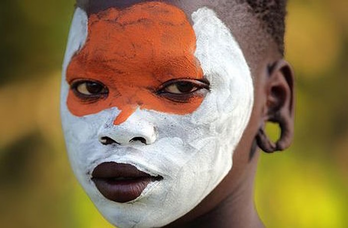 Afrika İnsanlarının Vazgeçemediği Bir Ritüel: 30 Örnekle Yüz Boyama