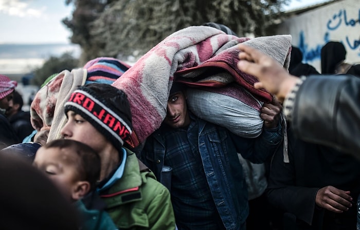 ‘Halep ve Civarına Saldırılar Yüzünden En Az 70 Bin Sivil Türkiye Sınırına Yığıldı’