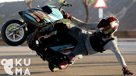 Scooter Üzerinde İmkansız Denebilecek Onlarca Hareketi Başarıyla Yapan Çılgın Adam