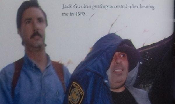 1993'de New York'da ki evlerinde Jack Gordon, La Toya'ya yemek odasının sandalyesi ile defalarca vurdu.