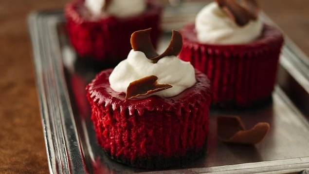 10. Bu güne özel cheesecake'e değişik bir tat ve renk katmaya ne dersiniz?