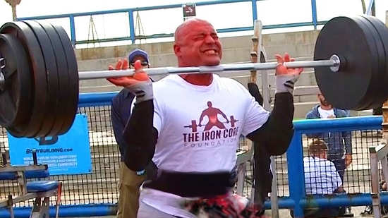 Kalabalığın Önünde Halter Kaldırma Gösterisi Yapıp Bağırsaklarını Patlatma Şakası Yapmak