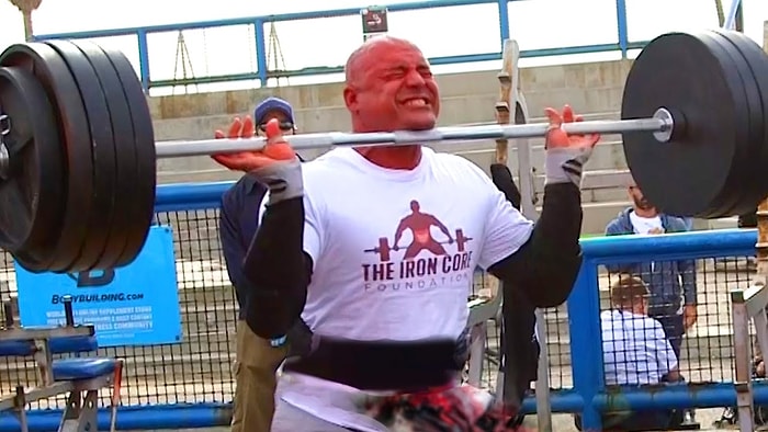 Kalabalığın Önünde Halter Kaldırma Gösterisi Yapıp Bağırsaklarını Patlatma Şakası Yapmak