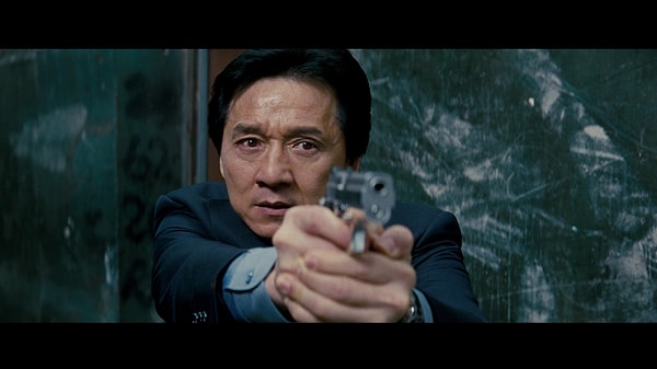 9. В 80-х и 90-х Джекки Чан постоянно носил с собой большое количество пистолетов и даже гранату, чтобы защитить себя от триад (преступных группировок в Китае того времени). Он рассказывает, что однажды в Гонконге, когда он зашел в ресторан, чтобы пообедать, он был окружен двумя дюжинами членов триады, вооруженных большими ножами. Он показал им пистолет (к тому же у него было еще два) и сказал, что не собирается больше этого терпеть.