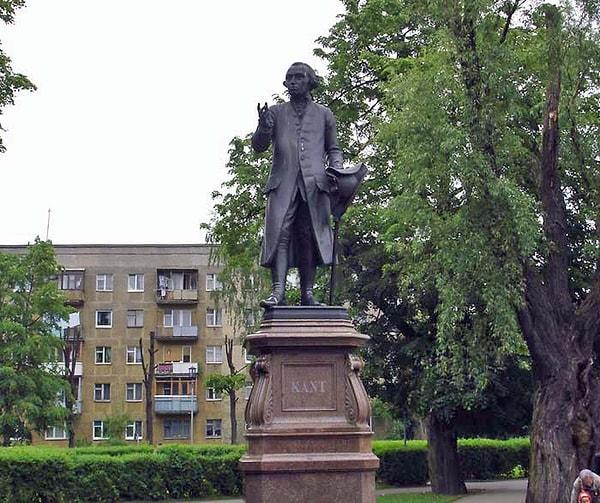 18. Kant'ın Königsberg'de (bugünkü Rusya'nın Kaliningrad şehri) heykeli bulunmaktadır.