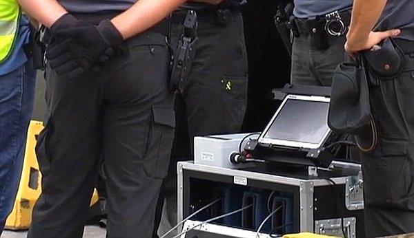 İspanya'da sınır güvenliğinden sorumlu polisler yüksek teknolojili sensörler kullanıyorlar ve ancak bu şekilde insan kaçakçılığını engelleyebilir hale gelmişler.