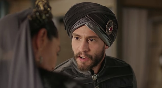 Reddedilmeyi pek sindiremeyen padişahımız, damat paşayı gerdek gecesi ve sonraki 5 gün sarayda tutar, eve göndermez.