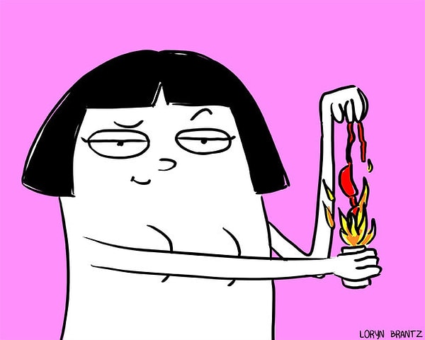 6. Расставь по бокам кровати свечи, затем сними бюстгальтер и подожги его одной из свечей. Брось его на лицо партнера.