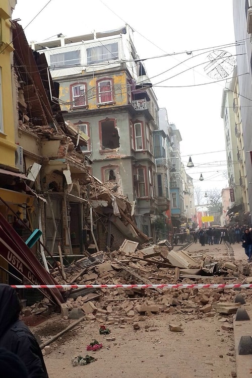 Beyoğlu'nda Bitişik İki Bina 30 Saniyede Çöktü: Şans Eseri 'Can Kaybı Yok'